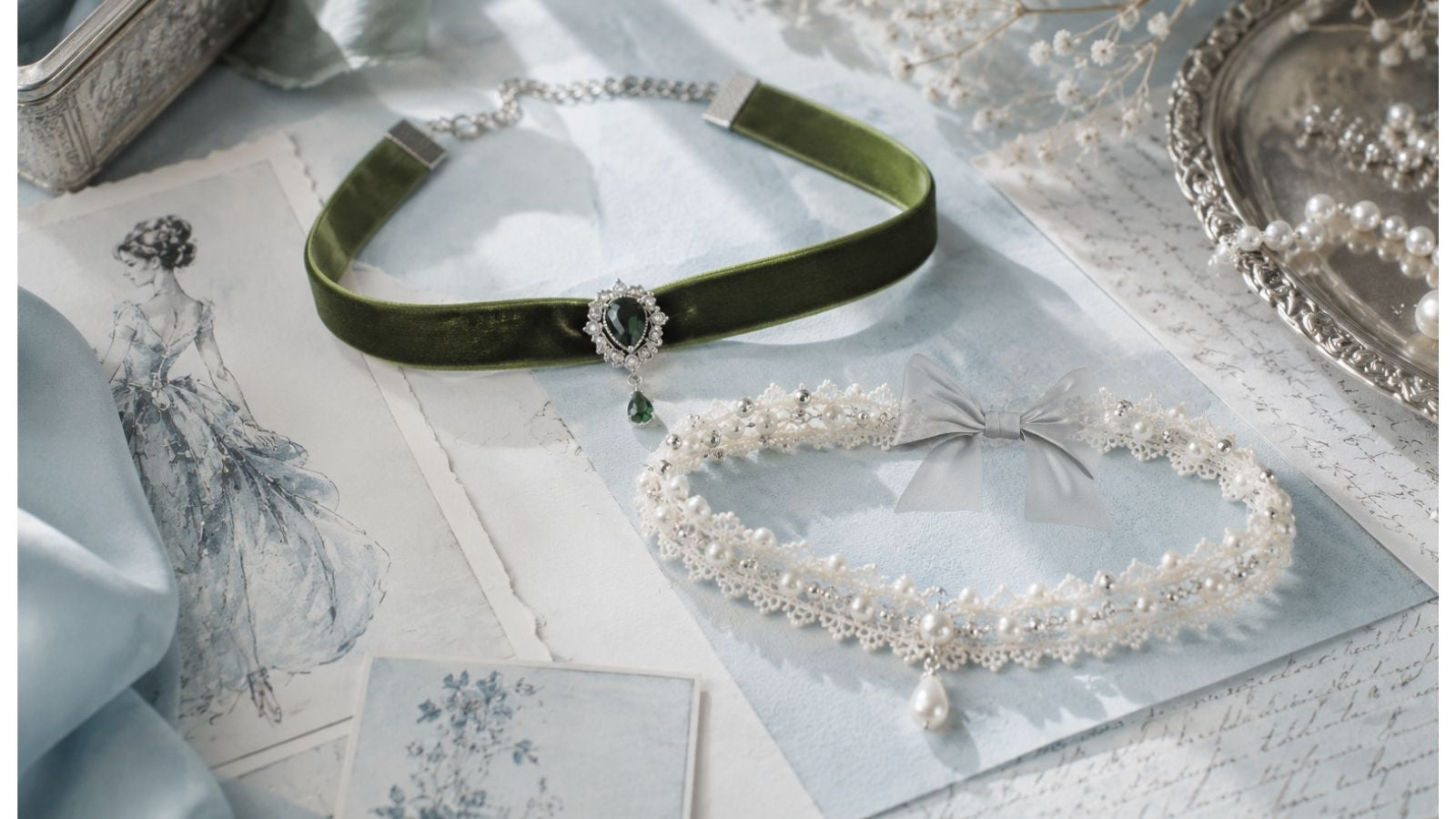 Vintagehenkiset choker-kaulakorut smaragdinvihreässä sametissa ja helmipitsissä – editorial-tyylinen koruinspiraatio